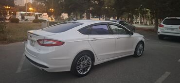 Ford: Ağ rəngli Ford Fusion sedan avtomobili, zərif dizaynı və geniş