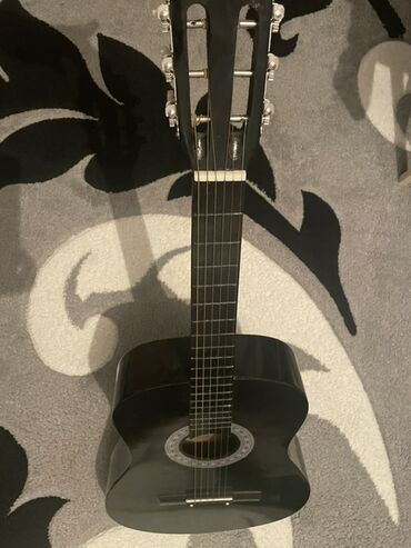 Гитары: Akustik gitar qara rəngdə, İşlək vəziyyətdədi heç bir problemi yoxdu