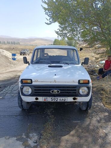 обтекатель на портер 1: ВАЗ 2121 Нива 4x4, белый трёхдверный внедорожник.в хороший состояние