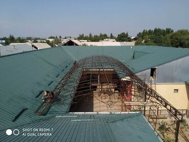 Другие строительные материалы: Металлические ворота с коваными элементами и навесом из поликарбоната — 23