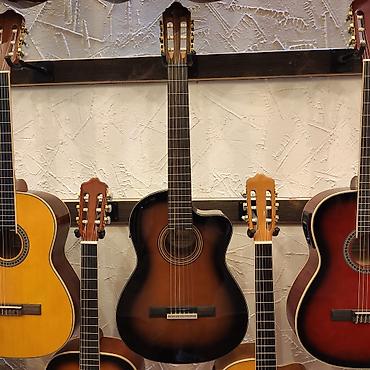 Gitaralar: Elektro klassik gitara Valencia VC 564 BSB Üst:Sitka Spruce Qol: Amara — 1