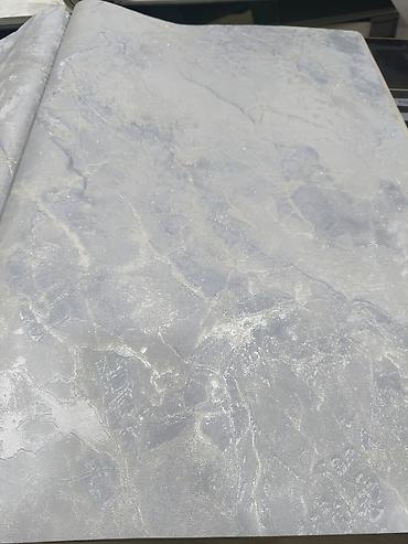 Обои: Mərmər effektli divar kağızı – boz və gümüşü tonlarda, incə parıltılı — 1
