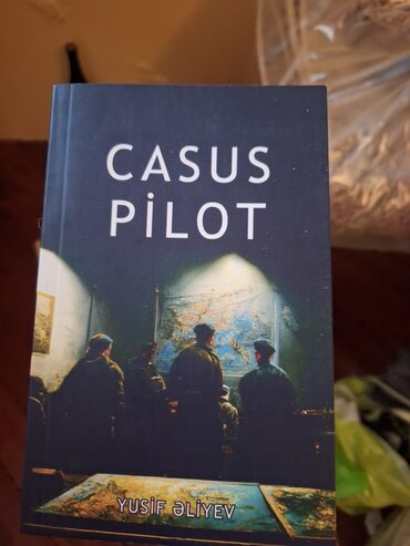 Bədii ədəbiyyat: Yusif Əliyevin “Casus Pilot” romanı. Kitabda İkinci Dünya Müharibəsi