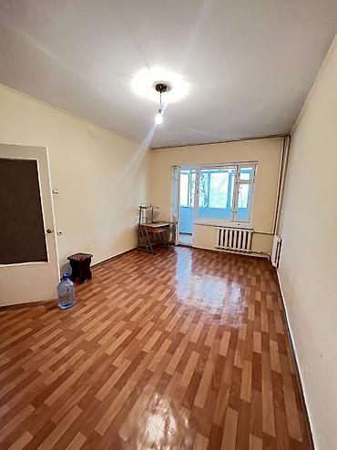 105: 1 комната, 35 м², 12 мкр 105 серия, 3 этаж, Старый ремонт — 4