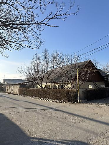 Продажа коттеджей и домов: Продаётся жилой дом с большим навесом и двориком. Адрес:Г.Бишкек ж\М — 2