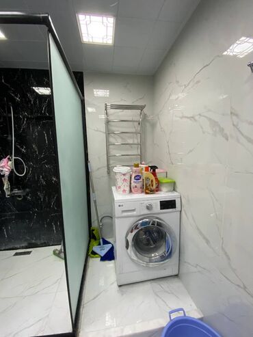 Uzunmüddətli kirayə mənzillər: Kirayə verilir: Bakı şəhərinin mərkəzində, dəniz mənzərəli, tam təchiz — 20