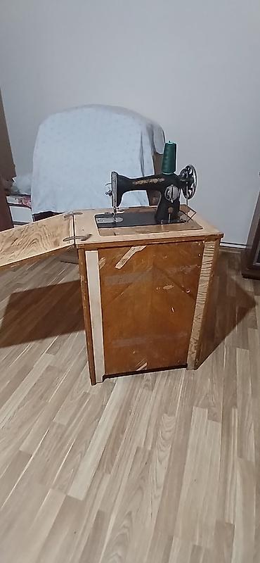 İncəsənət və kolleksiyalar: Masa tipli ayaq pedallı tikiş maşını və taxta dolablı iş masası — 3