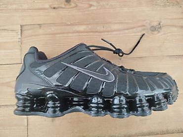 qacış ayaqqabı: Nike Shox idman ayaqqabısı – tam qara rəngdə, klassik Swoosh loqolu — 1