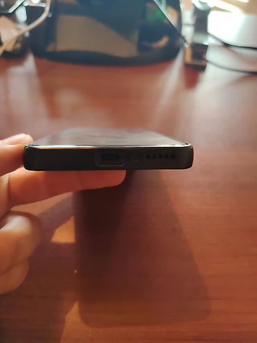 htc u ultra: Smartfon – arxa qapağı qabarıq naxışlı qoruyucu örtükdə, ikiqat böyük — 3