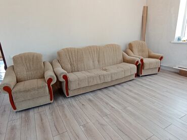 раритетный диван: Цвет - Бежевый, Б/у