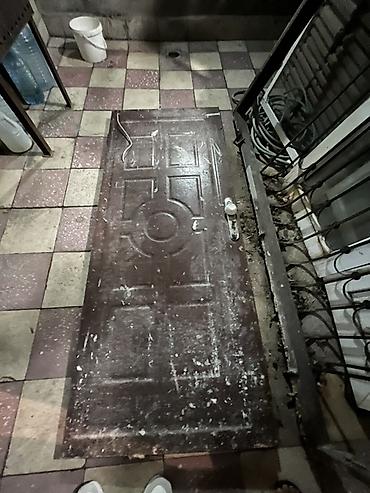 2ci el qapi: Metall giriş qapısı 
Islenmisdir Normal Qapidir 
En 90 
Hun 2.05 — 10