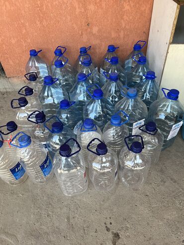 бутылочки для воды: Продаю баклажки Новые чистые из под воды было 10л 35som 8л. 30som 6л