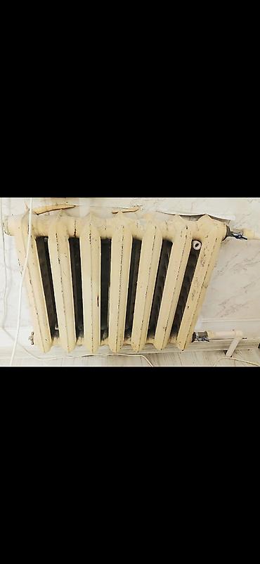 cuqun: Döküm radiator – klassik “mərmər” tipli seksiyalı model. İsti su/çən — 1