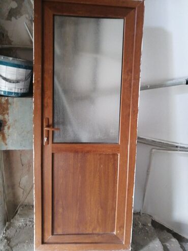 şuşe qapi: Ağac rəngində plastik qapı - Material: PVC (ağac teksturası ilə) -