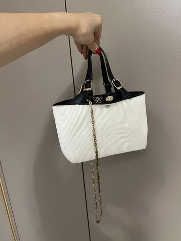 рюкзак сумка: Белая сумочка 

Внутри есть исправимый изъян