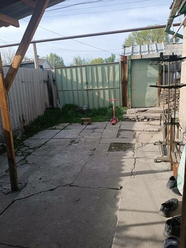 дом тоголок молдо: Полдома, 40 м², 2 комнаты, Собственник, Старый ремонт