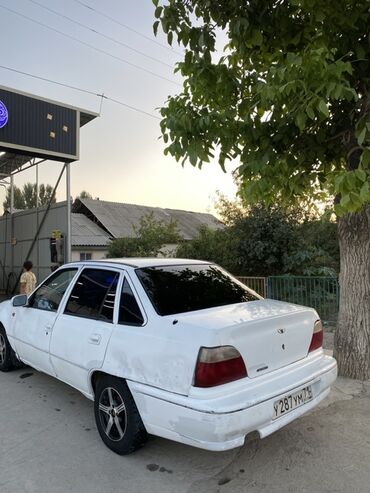 бампер опель вектра а: Представлен белый седан Daewoo Nexia, который является практичным