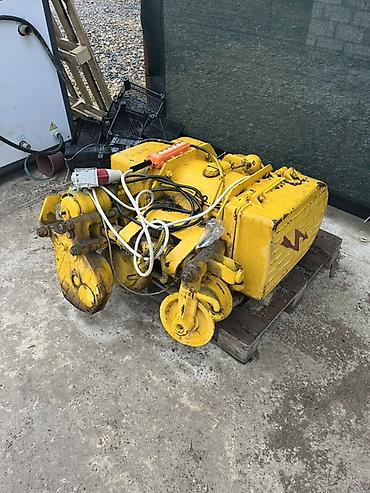 2 el kompresör: Sənaye elektrik talı (elektrik telfer) – sarı rəngli, rels üzərində — 1