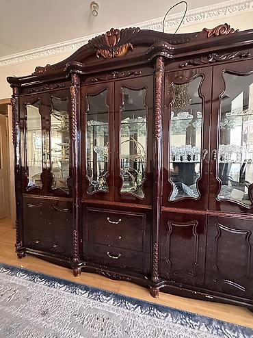 standing mirror: Классический буфет-витрина из массива тёмного дерева с резьбой и — 1
