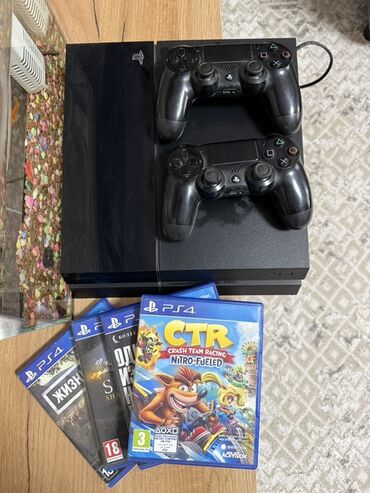 ноутбук арзан: PlayStation 4 (оригинальная версия, черная) с комплектом аксессуаров и