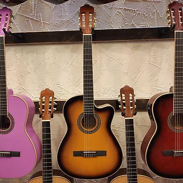 Gitaralar: Elektro klassik gitara Simlərin sayı: 6 Smiger EC 320 İstehsalçı:Çin — 2
