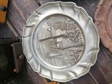 Ostali stilski dekor: Dekorativni zidni tanjir od metala (najverovatnije kalaj/pewter), sa — 2