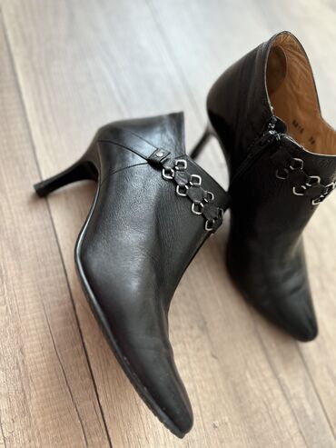 Женская обувь: 38, цвет - Черный, Б/у