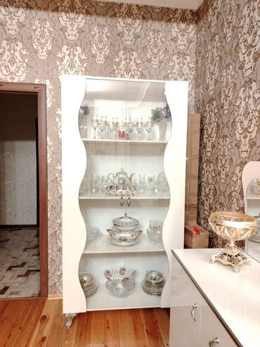 setqa vitrin: Стеклянная витрина-шкаф
