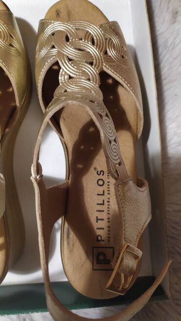 Γυναικεία είδη Υπόδησης: Σανδάλια.

Πολύ άνετα και μαλακά. Μέγεθος 38 — 3