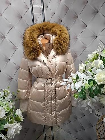 pull and bear komplet: Ženska zimska jakna sa krznom na kapuljači - Model: duga, prošivena — 2