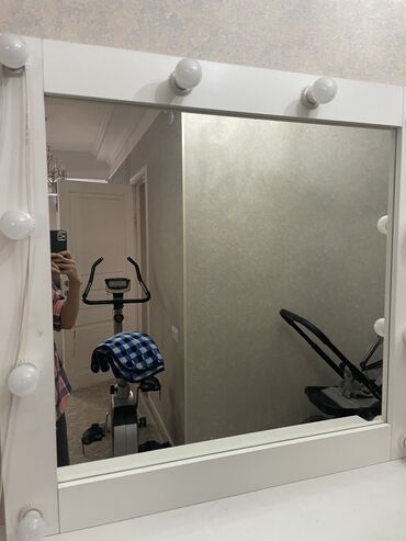 зеркало в ванную: Продаю зеркало все работают лампочки 💡 
1метр *900