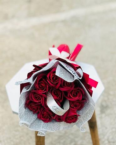 Ostali kućni dekor: Ručni buketi ruža – dekorativni i svečani aranžmani - Elegantni — 17