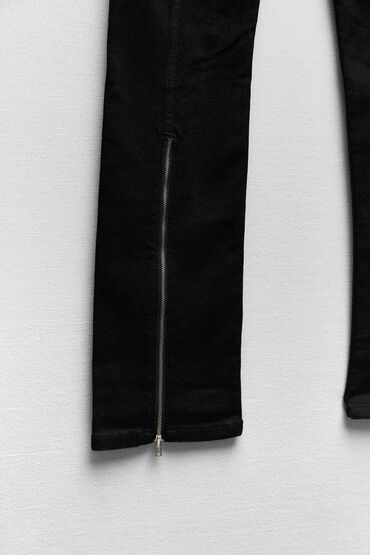 Atlama ipləri: Zara yan cibləri ve arxa eteklerde zamok olan, dar, uzun qara cins — 3