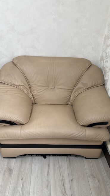 кожаный диван: Түз диван, түсү - Саргыч боз, Колдонулган