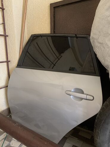 мятина: Задняя левая дверь Toyota Б/у, цвет - Серебристый,Оригинал