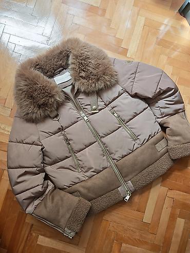 dormeo deka: Ženska zimska jakna – kratki puffer/bomber kroj u toploj taupe/smeđoj — 3