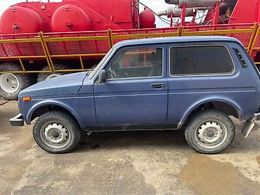 VAZ (LADA): LADA 4x4 (Niva) – mavi rəngli, 3 qapılı off-road SUV. Xüsusiyyətlər — 5