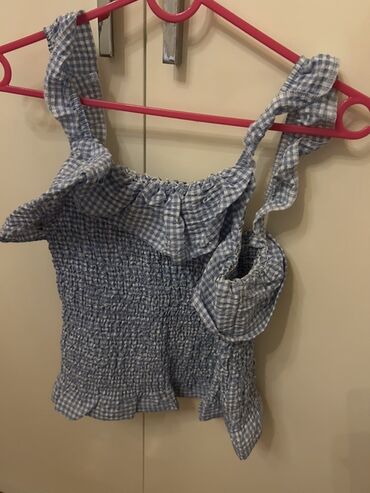 Kurtkalar: Mavi-ağ xallı (gingham naxışlı) qadın topu. - Model: Elastik büzməli