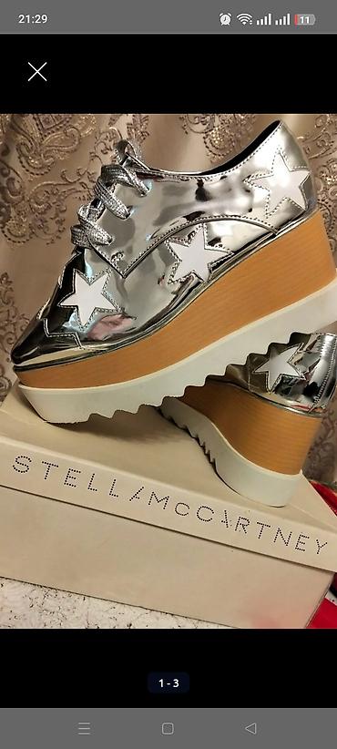 танкетка: Stella McCartney brendinin gümüşü rəngli ulduz naxışlı platforma — 1