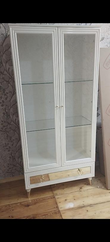 Klassik üslubda ağ mebel dəsti Tərkib: - 2 qapılı şüşə vitrini: iki