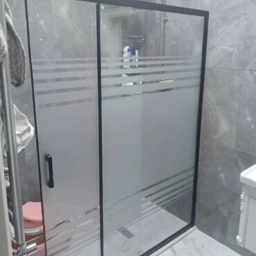 tus kabina: Şüşə duş kabinası, hamam otaqları üçün nəzərdə tutulmuş. Qara