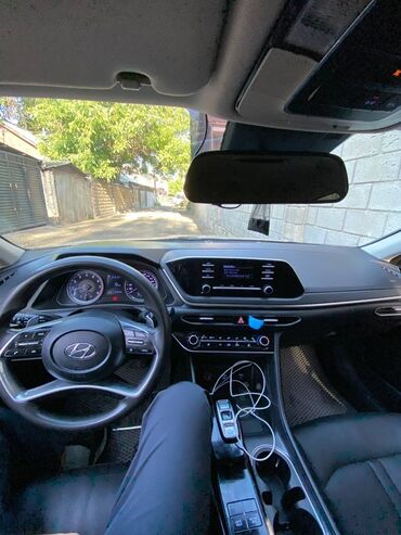машинаы: Современный седан Hyundai Sonata серебристого цвета с элегантным