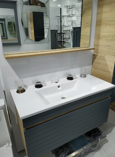 apşivka taxta: Ağ rəngli keramika Çanaq və boz rəngli taxta dolabdan ibarət hamam