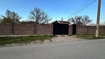 Продажа коттеджей и домов: Продается жилой дом с большим огражденным участком 8 соток, фактически at lalafo.kg — 1 Продажа коттеджей и домов: Продается жилой дом с большим огражденным участком 8 соток, фактически — 1