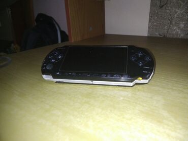 PSP (Sony PlayStation Portable): Продаю psp 3004 8гб. Полностью рабочая. С играми, прошитая (можно
