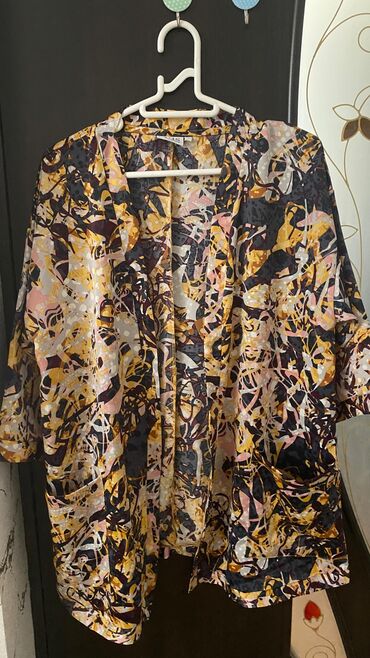 Kardiqanlar, jaketlər: Çəhrayi ve mavi don 5azn Bənövşəyi don 15azn Mavi sviter və bənövşəyi — 7