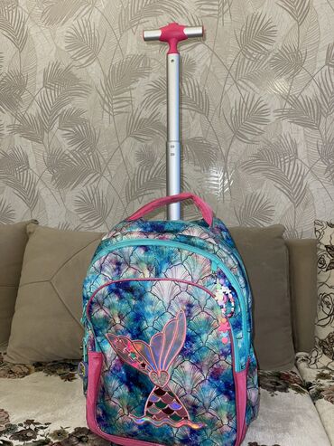 Çantalar: Mektebli çantasi ve yemek çantasi. Dest sekilde satilir. Sentyabrda — 5