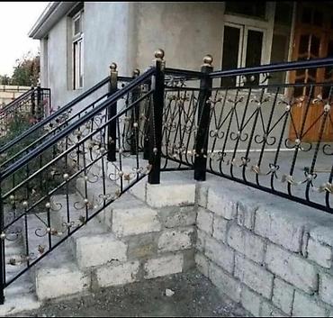 Barmaqlıqlar: Qara rəngli, dekorativ naxışlı dəmir pəncərə barmaqlıqları. Bu — 28