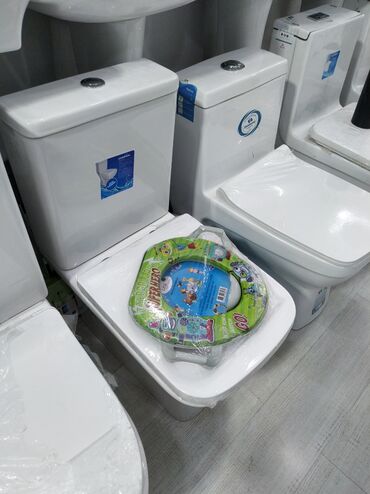 ик удлинитель: Ağ rəngli keramika unitaz, iki düyməli yuyulma mexanizmi ilə təchiz