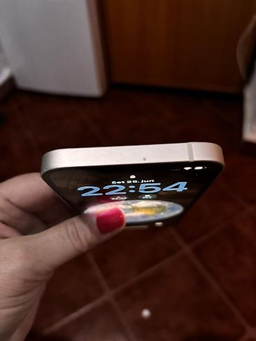 Apple iPhone: Apple iPhone 13 – bele boje - Ekran: 6.1" Super stanje telefona — 8